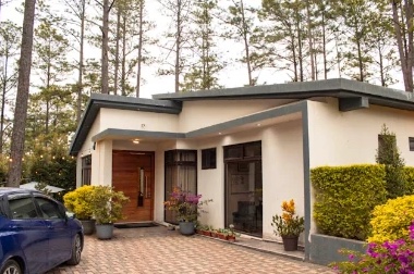 Grupo Videas home with car in the driveway